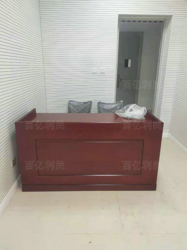 木質審訊桌